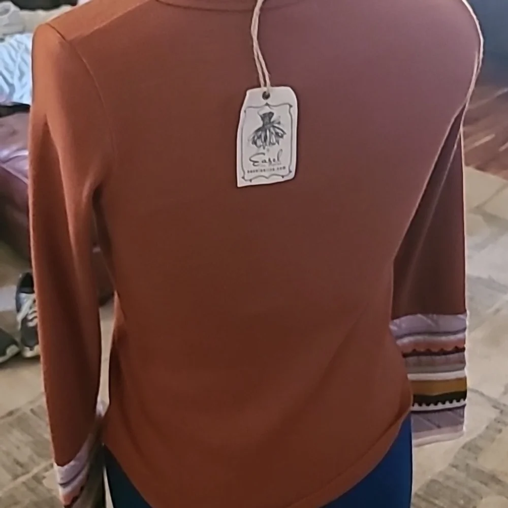 Easel for Angels from Los Angeles sz. S. Rust with Crochet sleeves. (#1302) - Picture 6 of 11